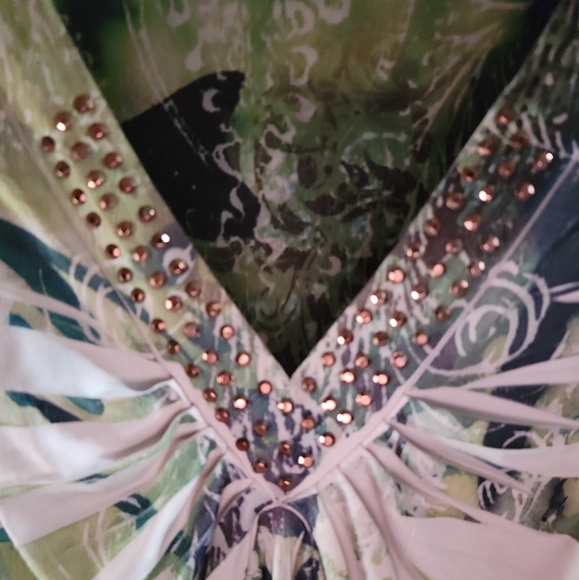 Woman's Apt. 9 Size XL v-neck tank. Light green, dark green, black, and white. - Picture 2 of 4